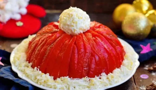 Салат &laquo;Шапка Деда Мороза&raquo;: оригинальное блюдо для праздничного стола