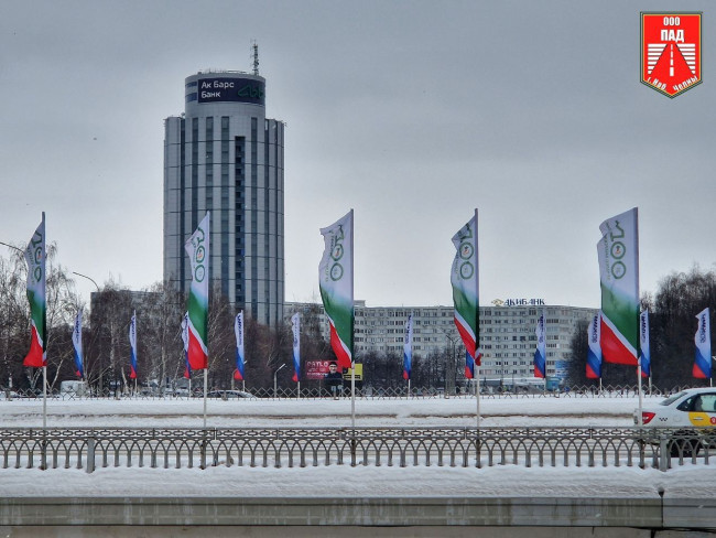 В Набережных Челнах устанавливают флаги к юбилеям города и КАМАЗа