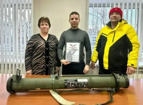 Глава Комсомольского района получил реактивную гранату от волонтеров с передовой