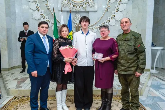 В Нижнекамске вручили награды семьям погибших бойцов спецоперации
