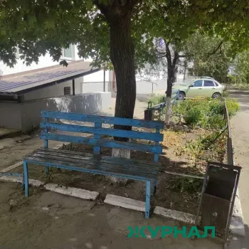 В Набережных Челнах вандалы повредили скамейку на набережной в поселке ГЭС