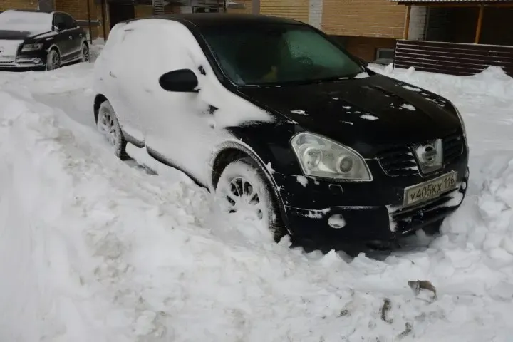 Автоюрист объяснил, что уборка снега не даёт права на парковку в Татарстане
