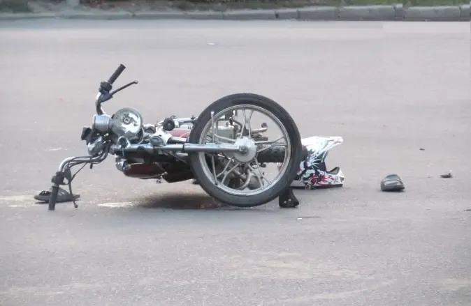 В Набережных Челнах водитель Kia Rio сбил скутериста: пострадавший скончался в больнице