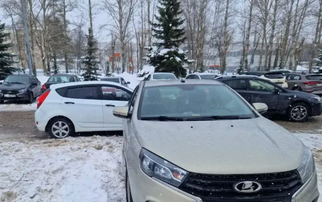 На парковке в Нижнекамске автомобиль сбил женщину, которая выходила из машины