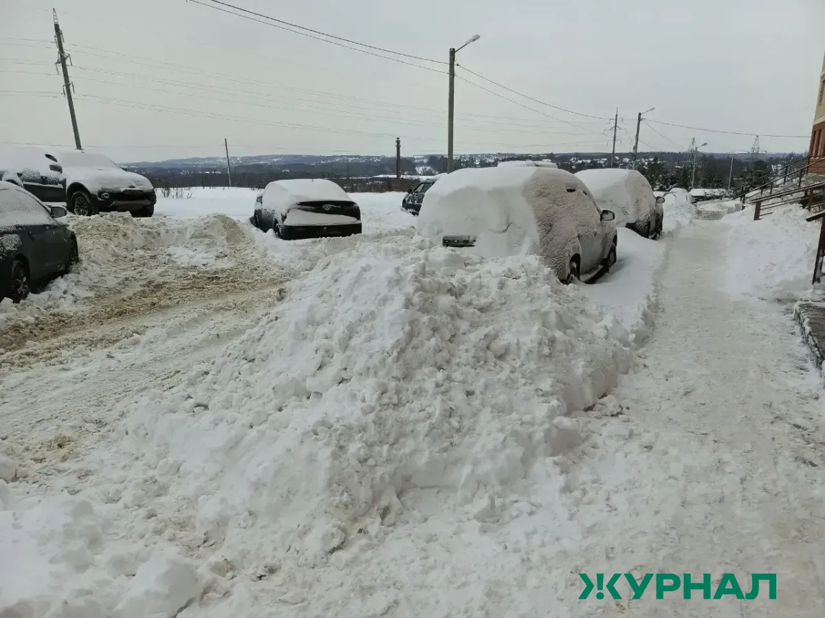 Прокуратура проверила управляющую компанию после схода снега с крыши в Казани