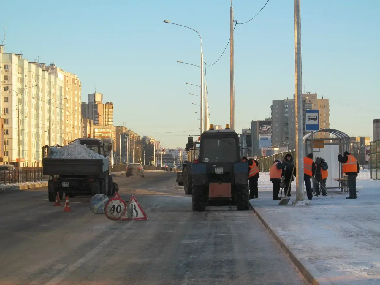 Коммунальные службы Нижнекамска очищают снег с пешеходных переходов и остановок