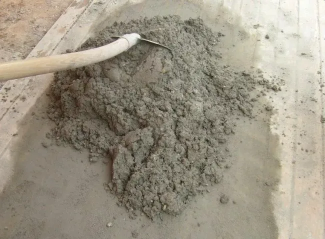 Как залить прочный бетон для дорожек: секреты выбора цемента и добавок