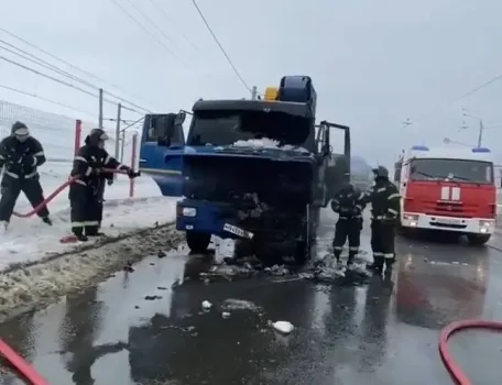 В Казани на Кировской дамбе загорелся КАМАЗ