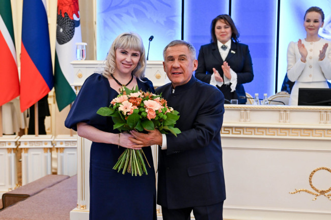 Рустам Минниханов вручил медаль &laquo;Материнская слава&raquo; Светлане Хидировой в Татарстане