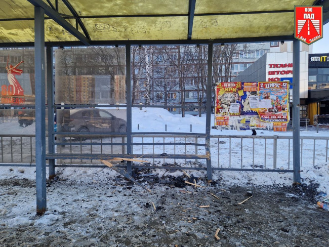 В Набережных Челнах автомобилист разбил остановочный павильон и скрылся с места ДТП