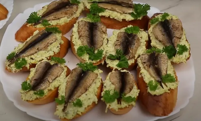 Сырные бутерброды со шпротами: простая закуска, которая быстро исчезнет со стола