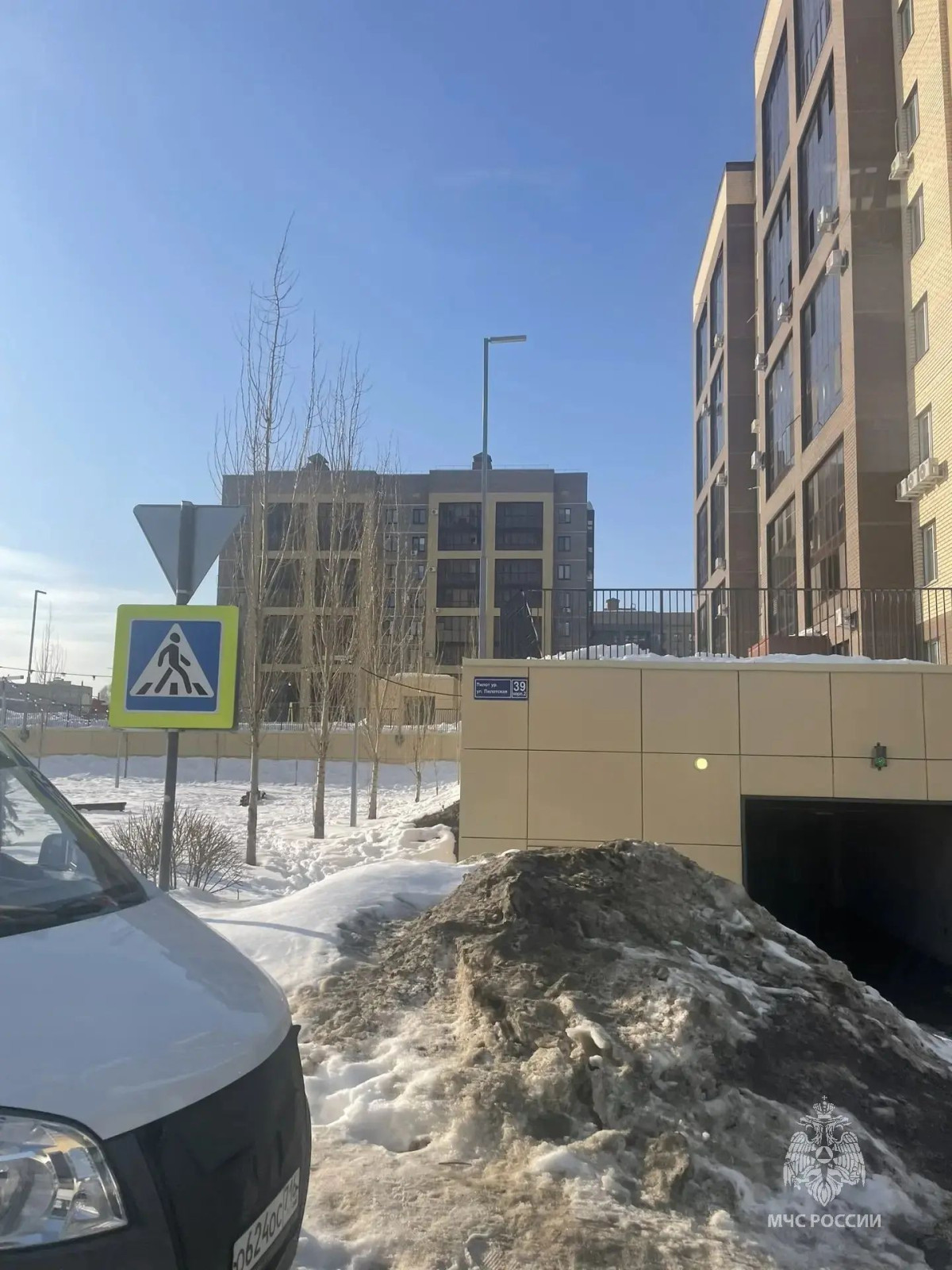 В Казани спасатели освободили детей, застрявших в сугробе на улице Пилотской