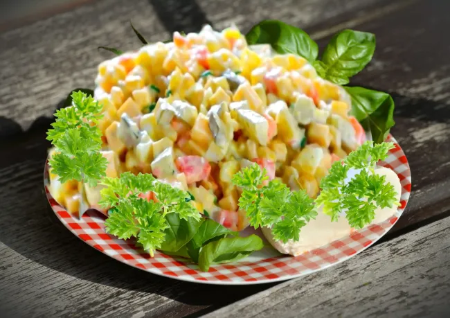 Салат &laquo;Атлант&raquo;: новый взгляд на классический вкус &laquo;Оливье&raquo; с кукурузой и сыром