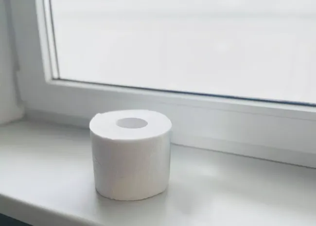 Герметизация окон туалетной бумагой: простой способ сохранить тепло в доме