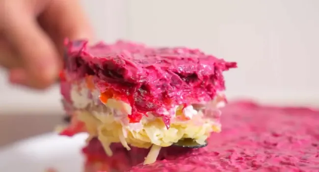 Альтернатива селедке под шубой: оригинальный салат с рыбой и овощами