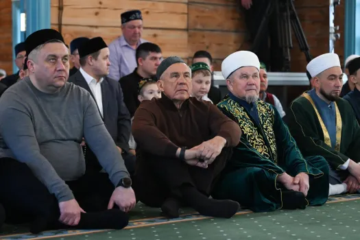 Минниханов отметил Ураза-байрам в отреставрированной мечети Айбаша