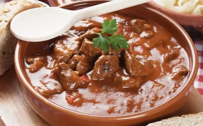 Густой гуляш за 10 минут: как картофельное пюре сделает подливу идеальной