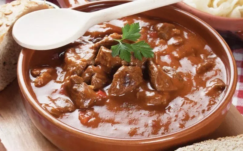 Густой гуляш за 10 минут: как картофельное пюре сделает подливу идеальной