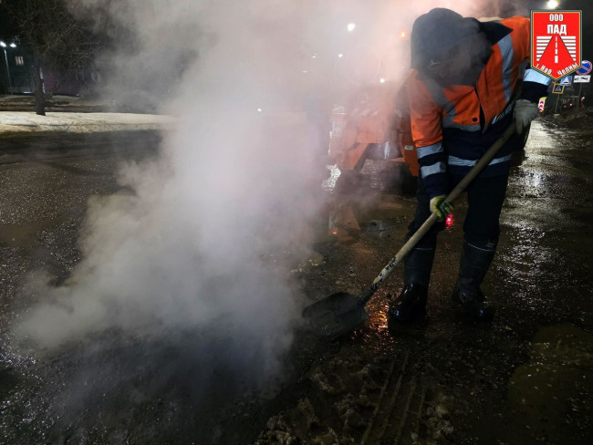 В Набережных Челнах продолжается ямочный ремонт дорог и мостов