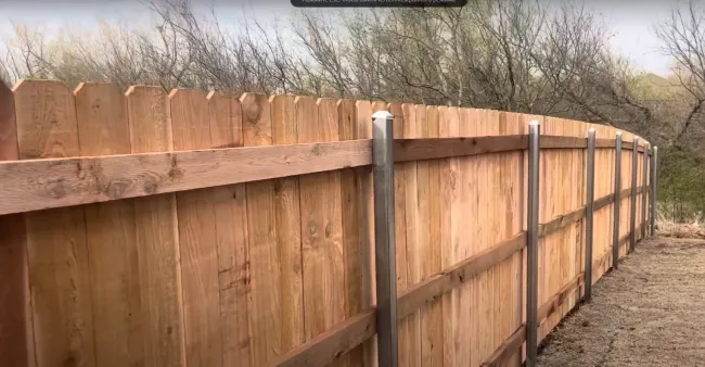 Как установить забор без бетона: 3 простых способа для надёжной опоры