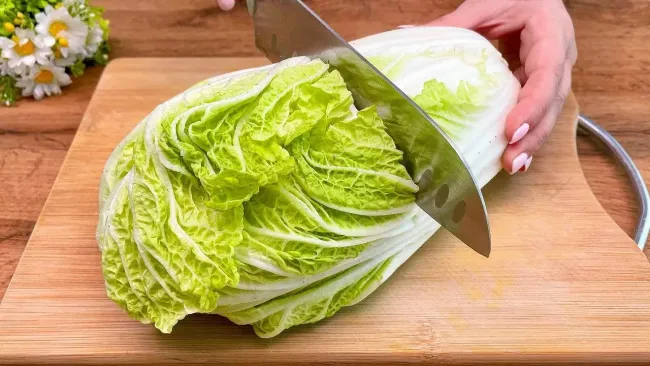 Салат с пекинской капустой, ветчиной и чесночной заправкой за 10 минут