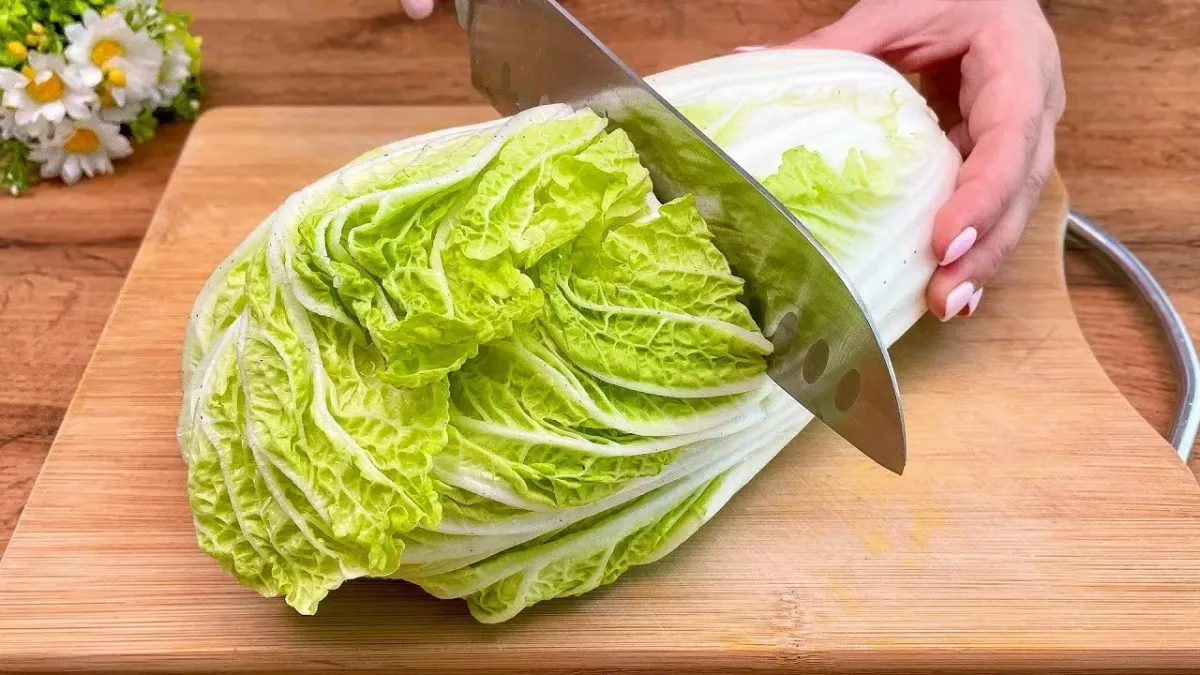 Салат с пекинской капустой, ветчиной и чесночной заправкой за 10 минут