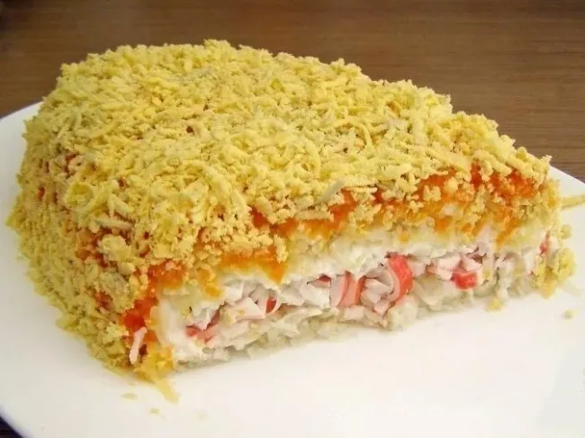 Нежный крабовый салат за 30 минут: простой рецепт для новогоднего стола