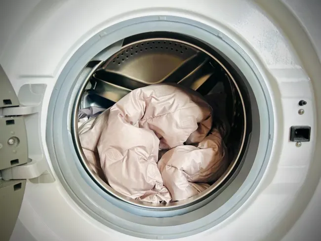 Как стирать пуховик без комков: замените теннисные мячики картошкой