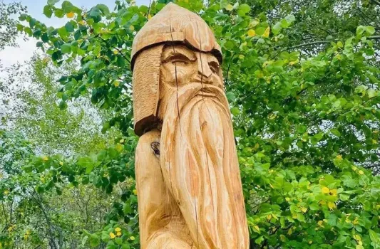 25 деревянных скульптур воинов установили на территории древнего городища в Татарстане