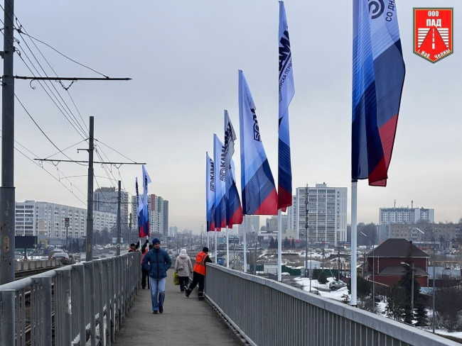 В Набережных Челнах заменили сорванные вандалом флаги на мосту через Мелекеску