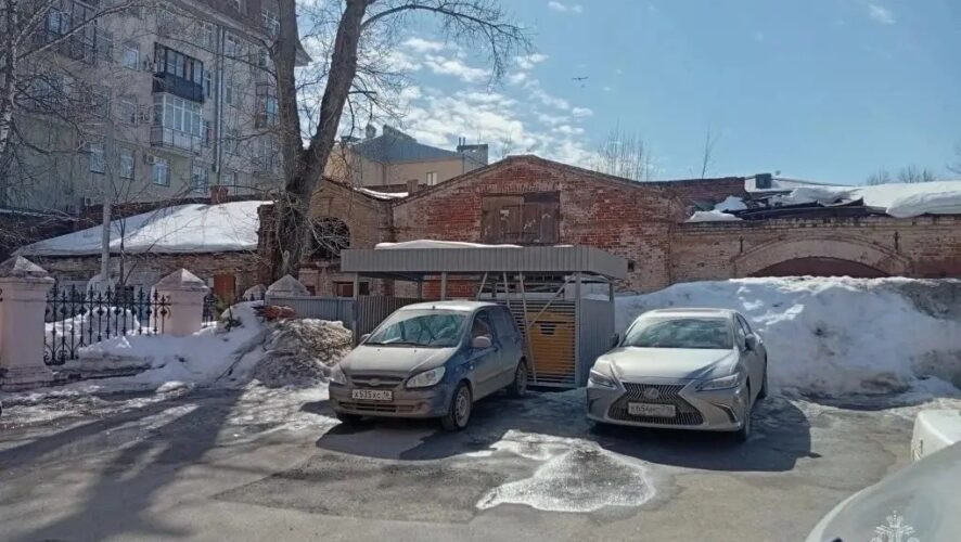 В центре Казани в бесхозном здании обрушилась крыша