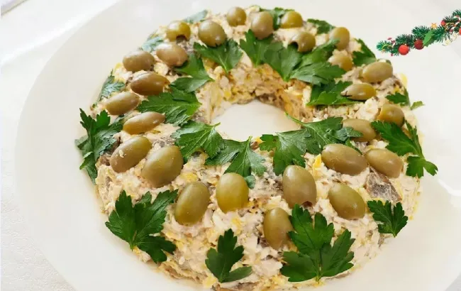 Салат &laquo;Леший&raquo; с шампиньонами и курицей: оригинальное блюдо для новогоднего стола