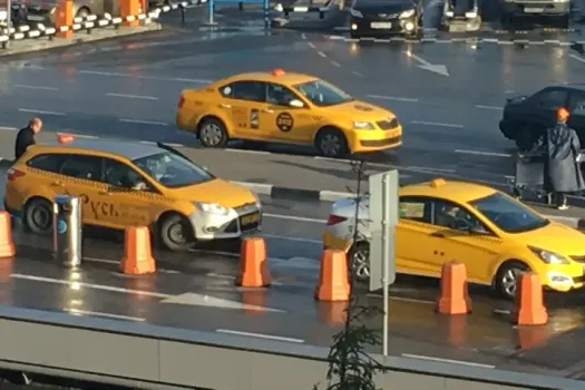 В Казани трех таксистов арестовали за драку в аэропорту