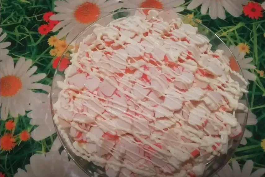 Салат «Курчавый краб»: простой и сытный рецепт для любого стола