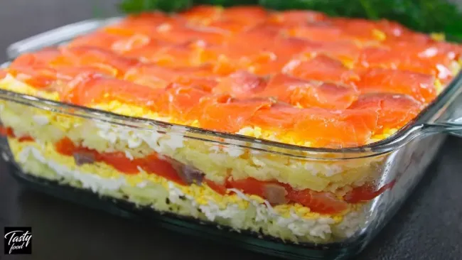 Салат &laquo;Флагман&raquo; на новогодний стол: простой рецепт с красной рыбой и сыром