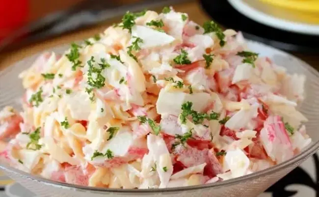 Крабовый салат с мандаринами: оригинальное сочетание для вашего стола