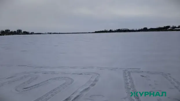 Рыбаки продолжают выходить на тающий лед под Казанью несмотря на тепло