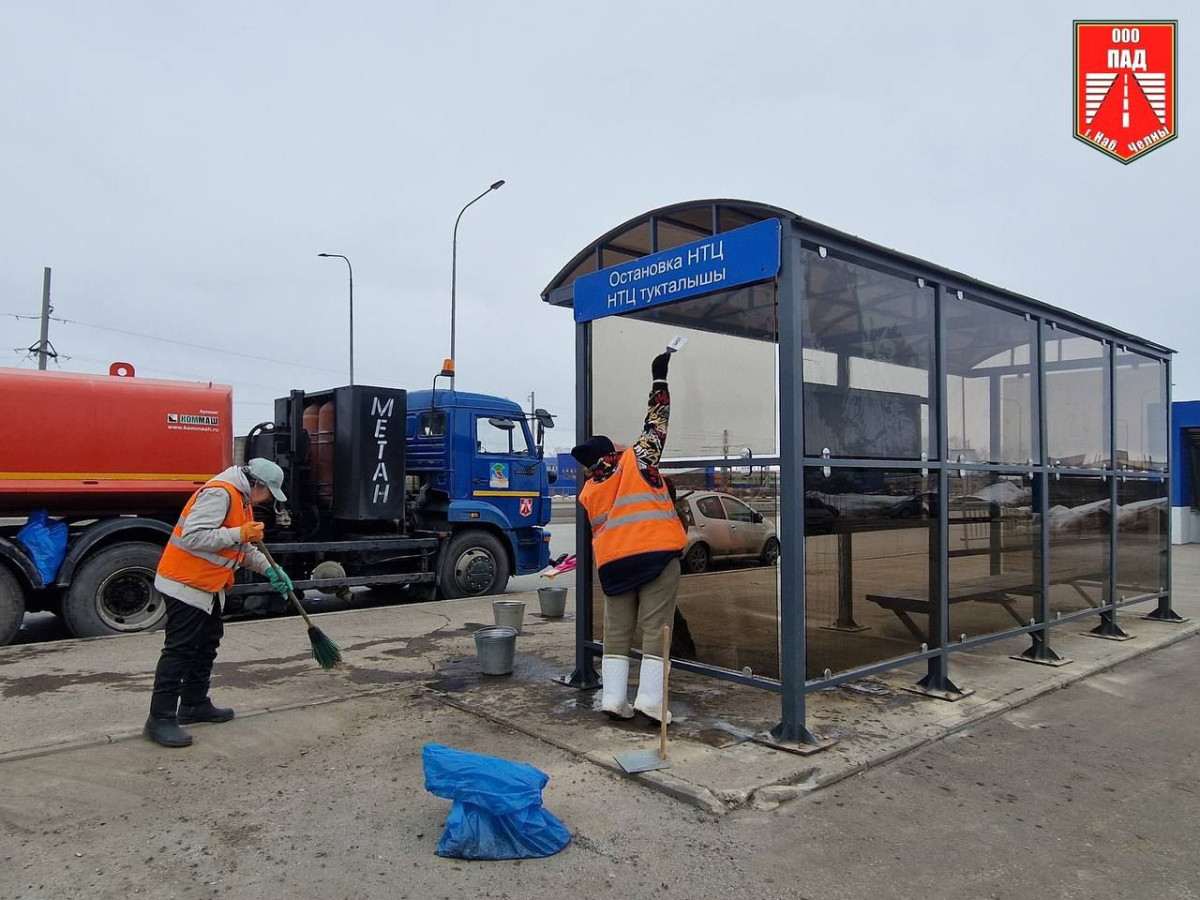 В Набережных Челнах установили новый павильон на остановке «НТЦ» после аварии
