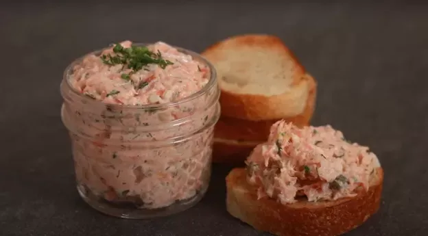 Бутерброды с такой намазкой «сметут» раньше салатов: 3 ингредиента — и праздничная закуска готова