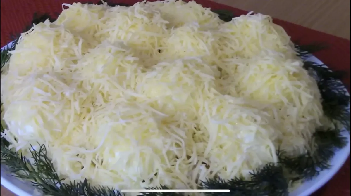 Салат «Снежные сугробы»: нежное куриное филе и яркие гранаты для новогоднего стола