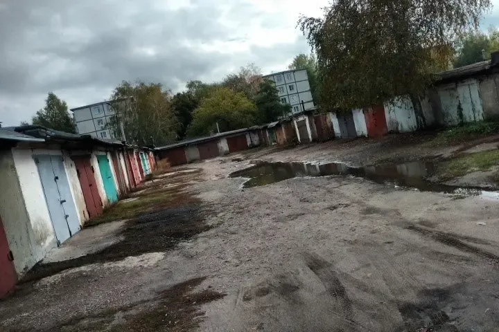 В Зеленодольске обрушился недействующий гараж, пострадали автомобили