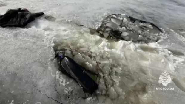 Спасатели вытащили рыбаков из промоины на льду Волги в Татарстане