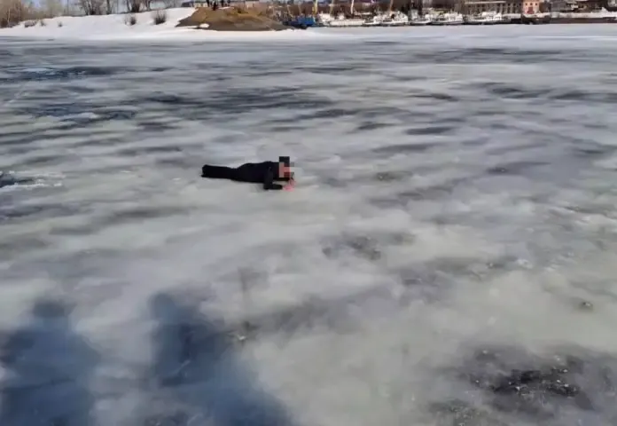 Спасатели вытащили пенсионера из воды на реке Каме в Чистополе