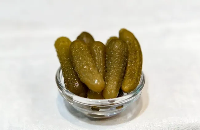 Салат с солеными огурцами и яйцами: простой рецепт для новогоднего стола