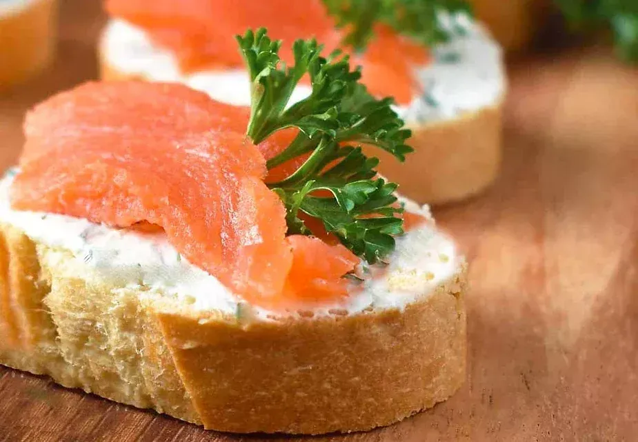 Бутерброды с красной рыбой: замените масло на творожный сыр с укропом для яркого вкуса