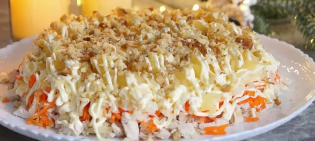 Праздничный салат «Зимушка»: легкое блюдо с курицей и ананасами для новогоднего стола