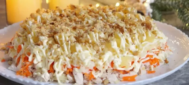 Праздничный салат &laquo;Зимушка&raquo;: легкое блюдо с курицей и ананасами для новогоднего стола
