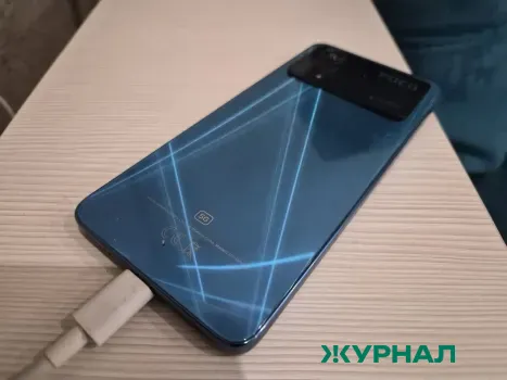 В Набережных Челнах мужчина украл сотовый телефон со скамейки