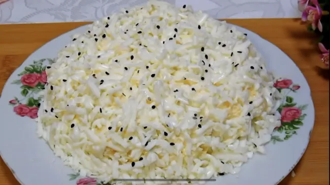 Салат &laquo;Снежинка&raquo;: быстрое и изысканное блюдо для праздничного стола