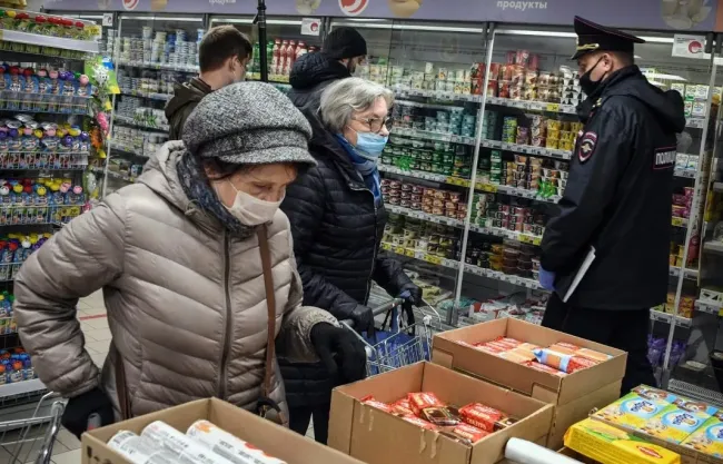 Как магазины обманывают с просроченными продуктами: советы по безопасным покупкам